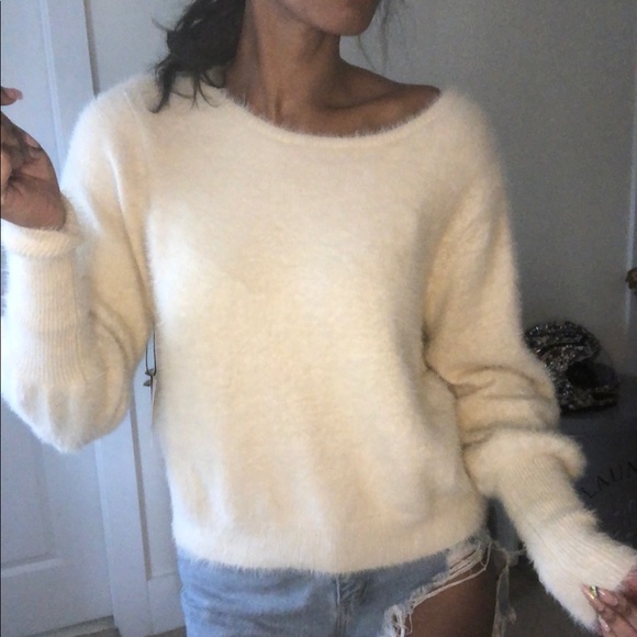 Callahan Sweaters - Sweater 🤍Gorgeous smocked cuff boatneck furry